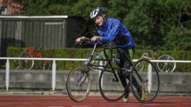 Nikolaj på sin framerunner på Frederikbergs's atletikstadion